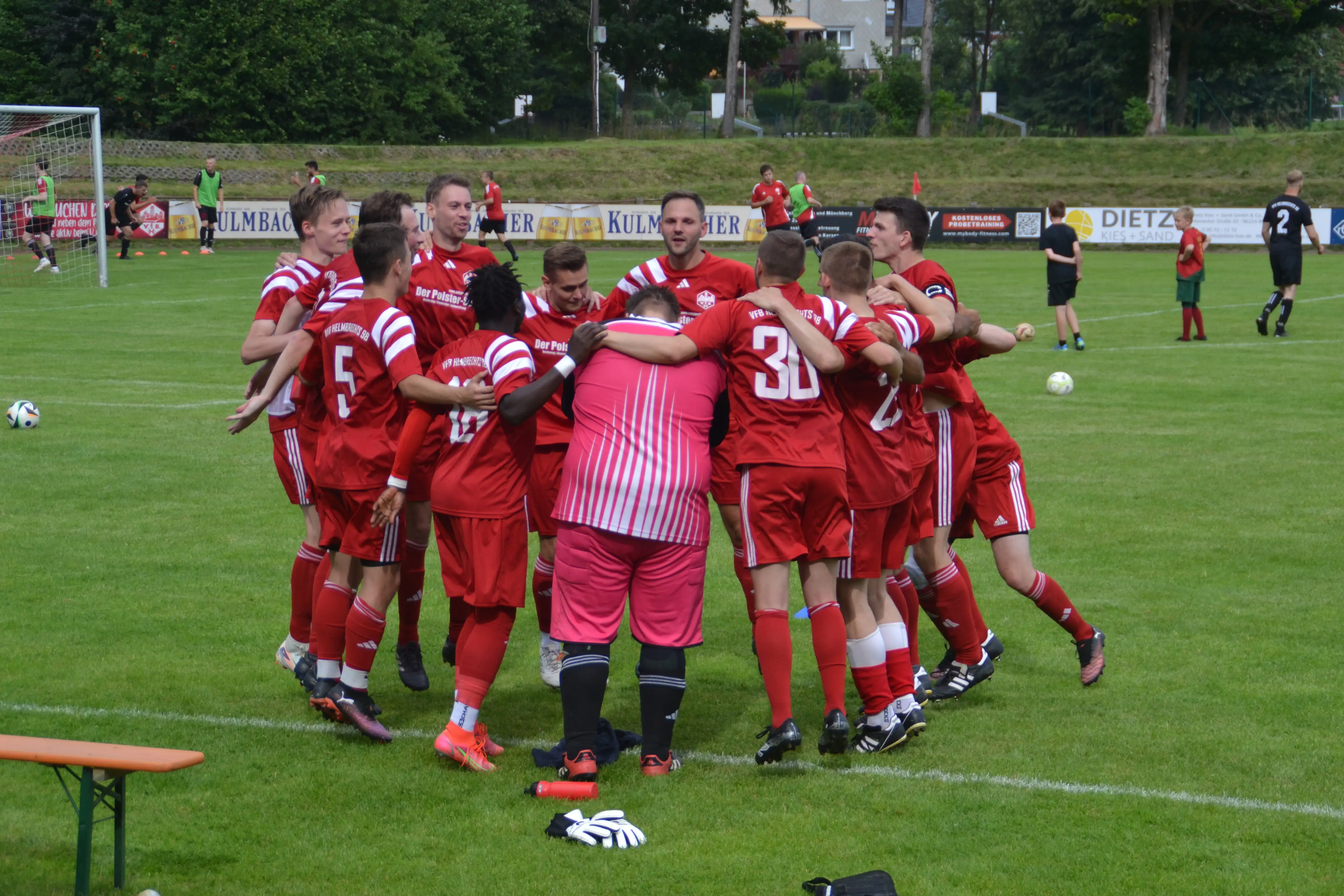 mannschaftsjubel-nach-sieg-gegen-ats-selbitz