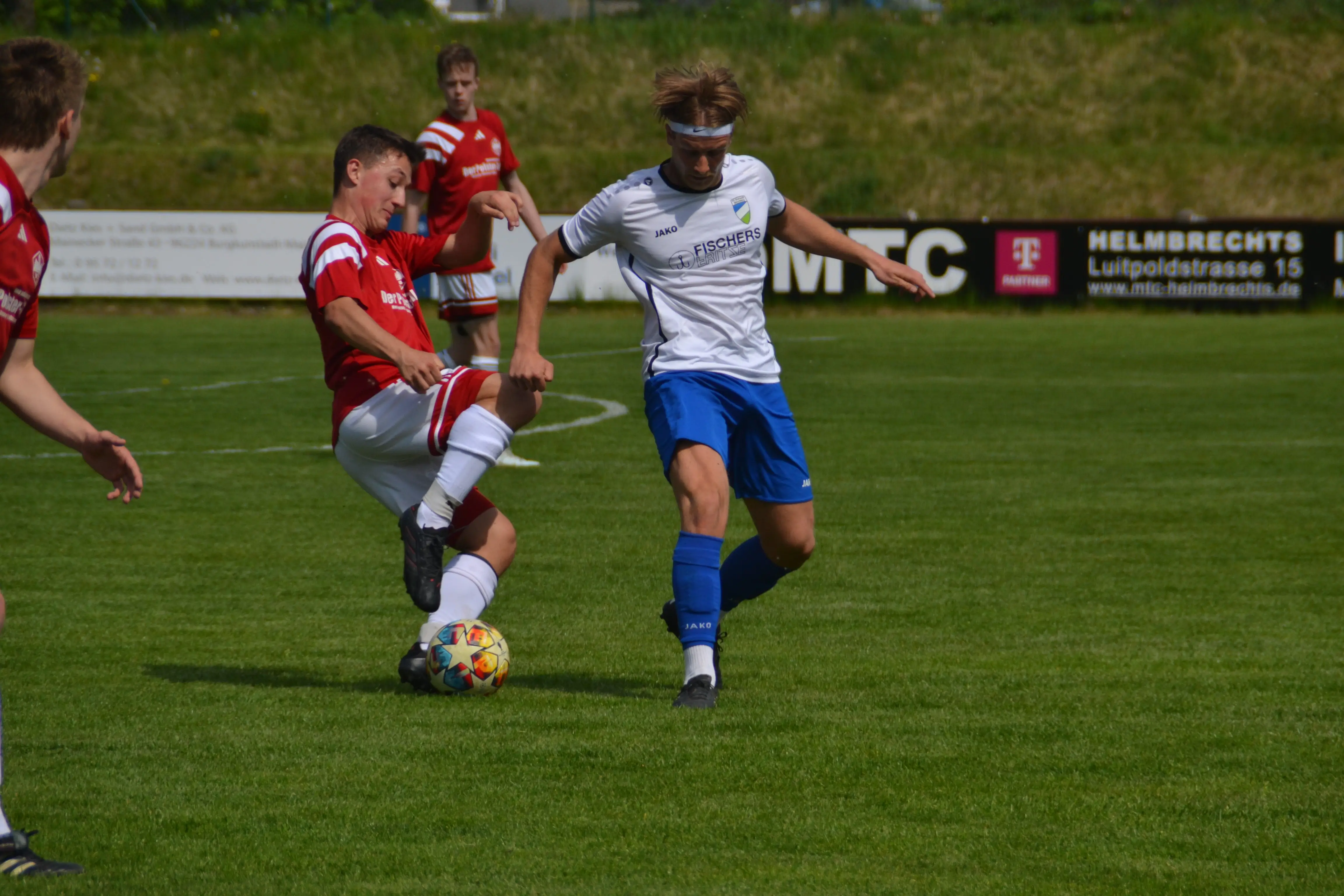 fc-eintracht-münchberg-2-spielszene-zweikampf-nick-wirth