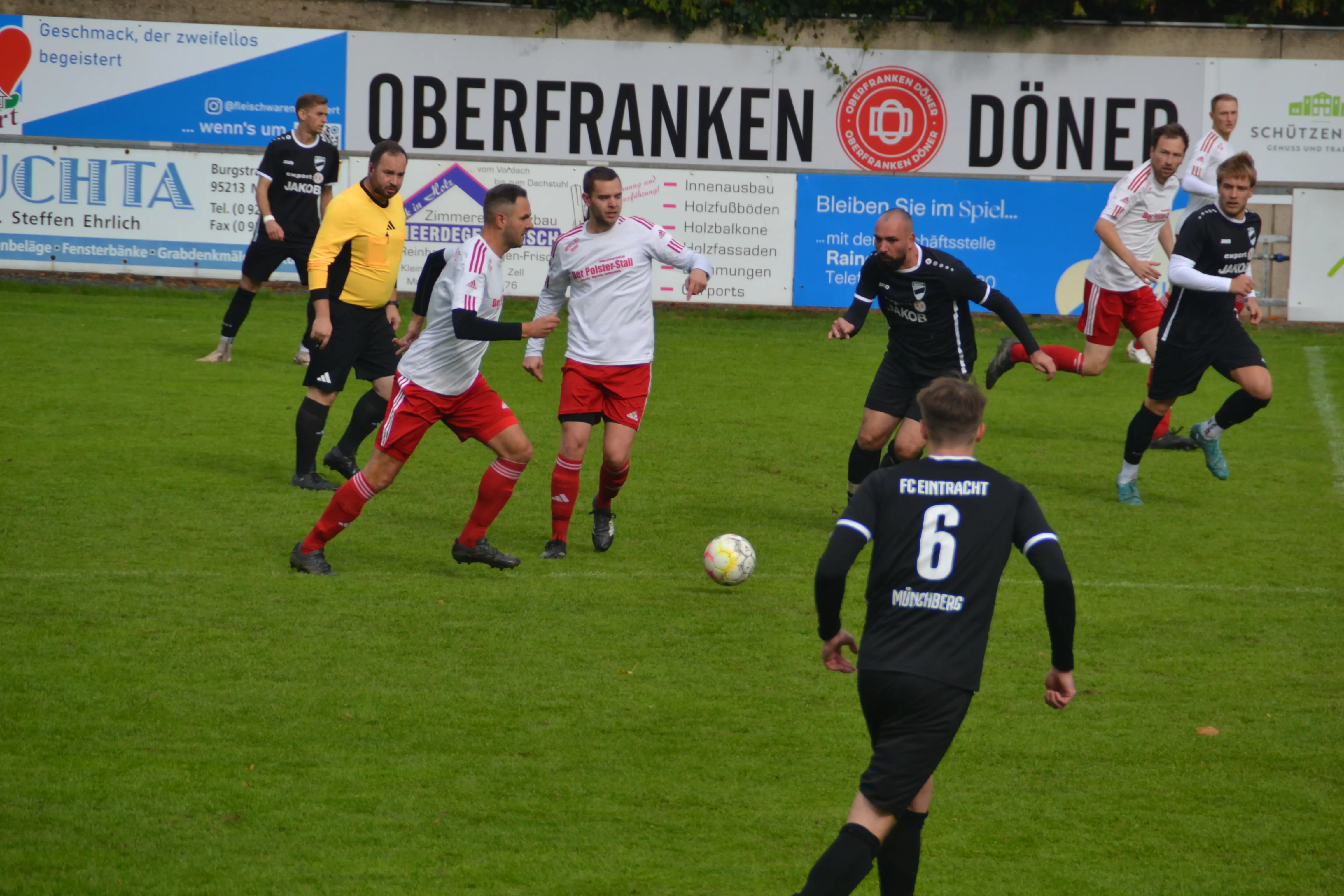 fc-eintracht-münchberg-2-spielszene-rothosen-im-angriff