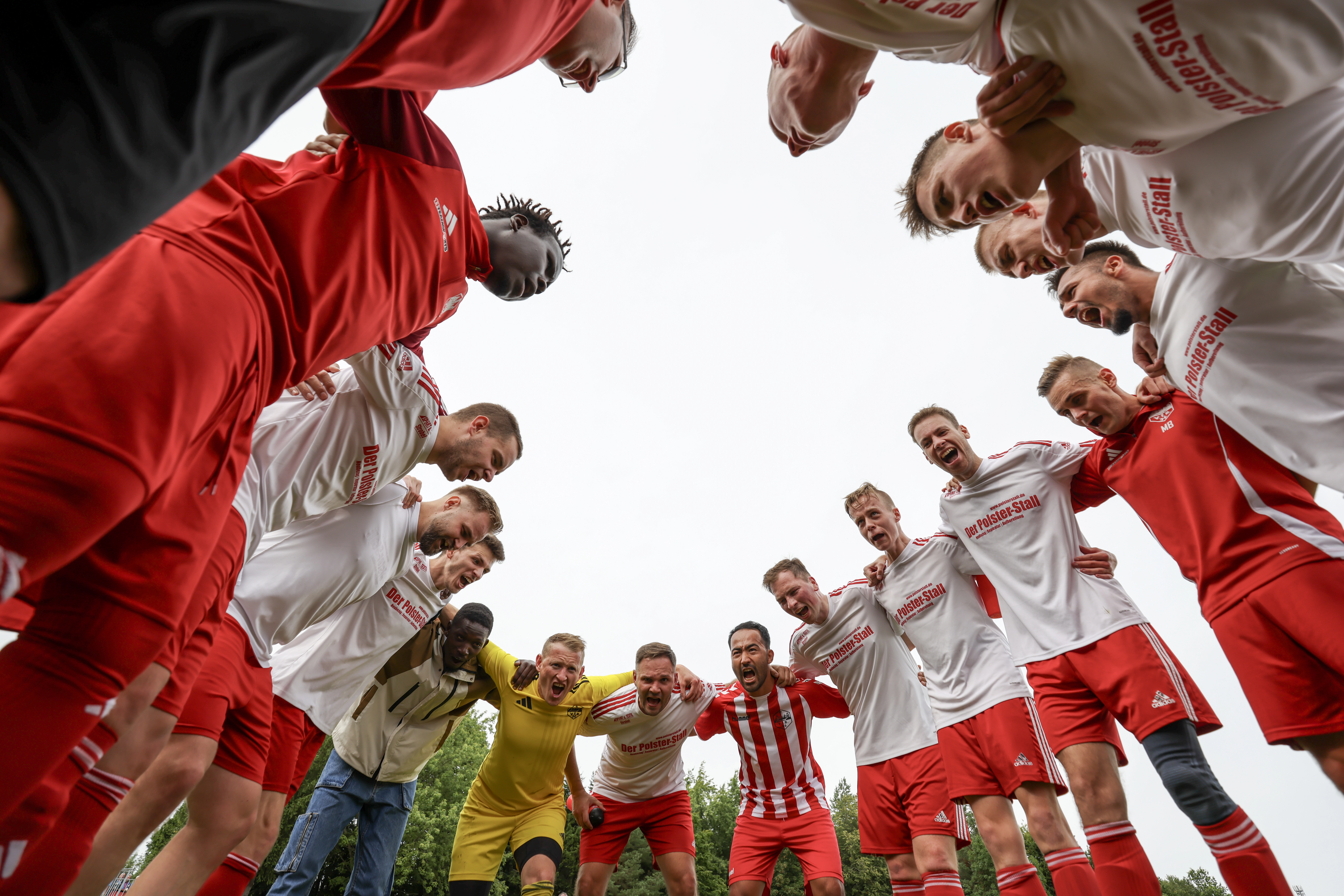 spiel-gegen-sv-05-froschbachtal-mannschaftsjubel-nach-dem-heimsieg