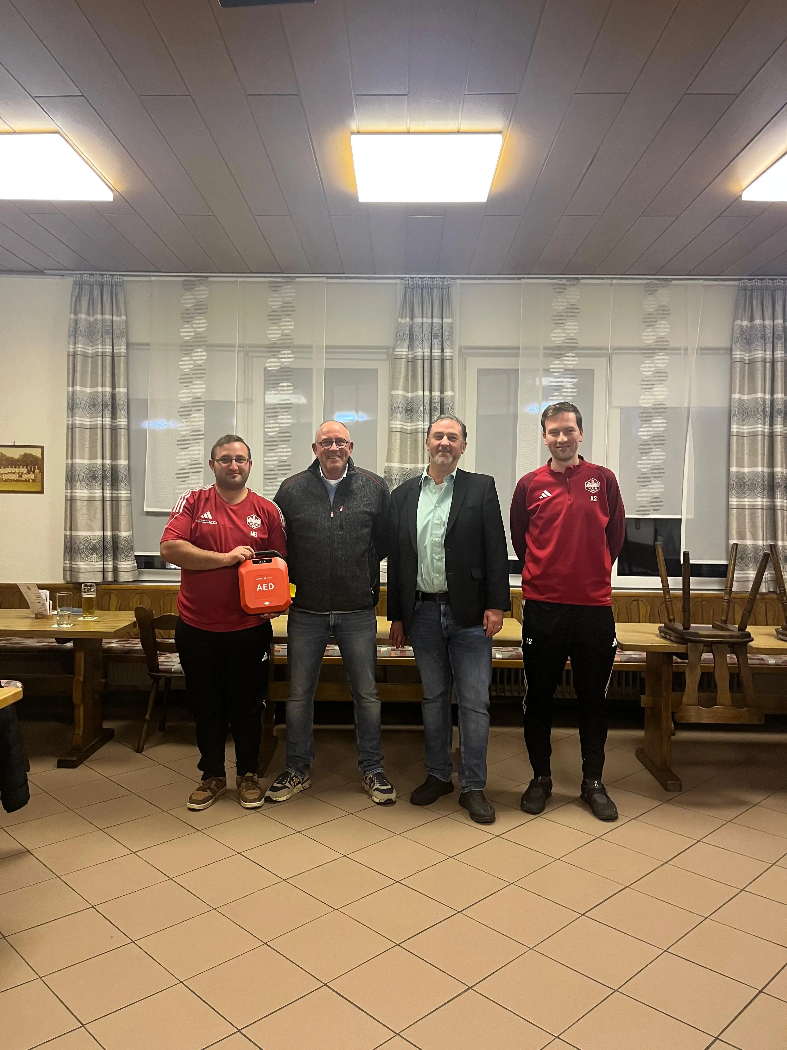 übergabe-des-defibrillators-im-vfb-heim
