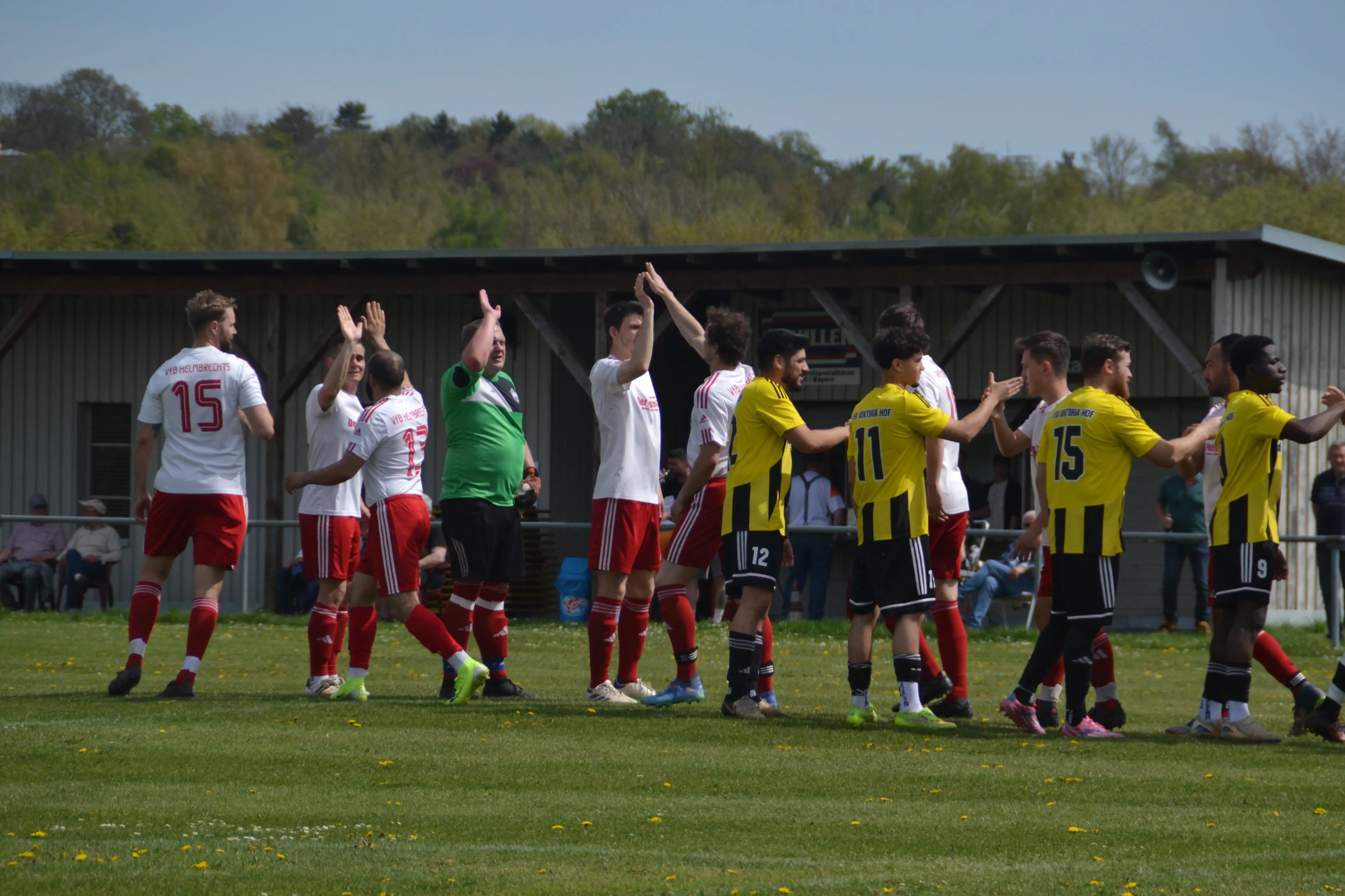 fsv-viktoria-hof-spielszene-abklatschen-nach-der-begrüßung