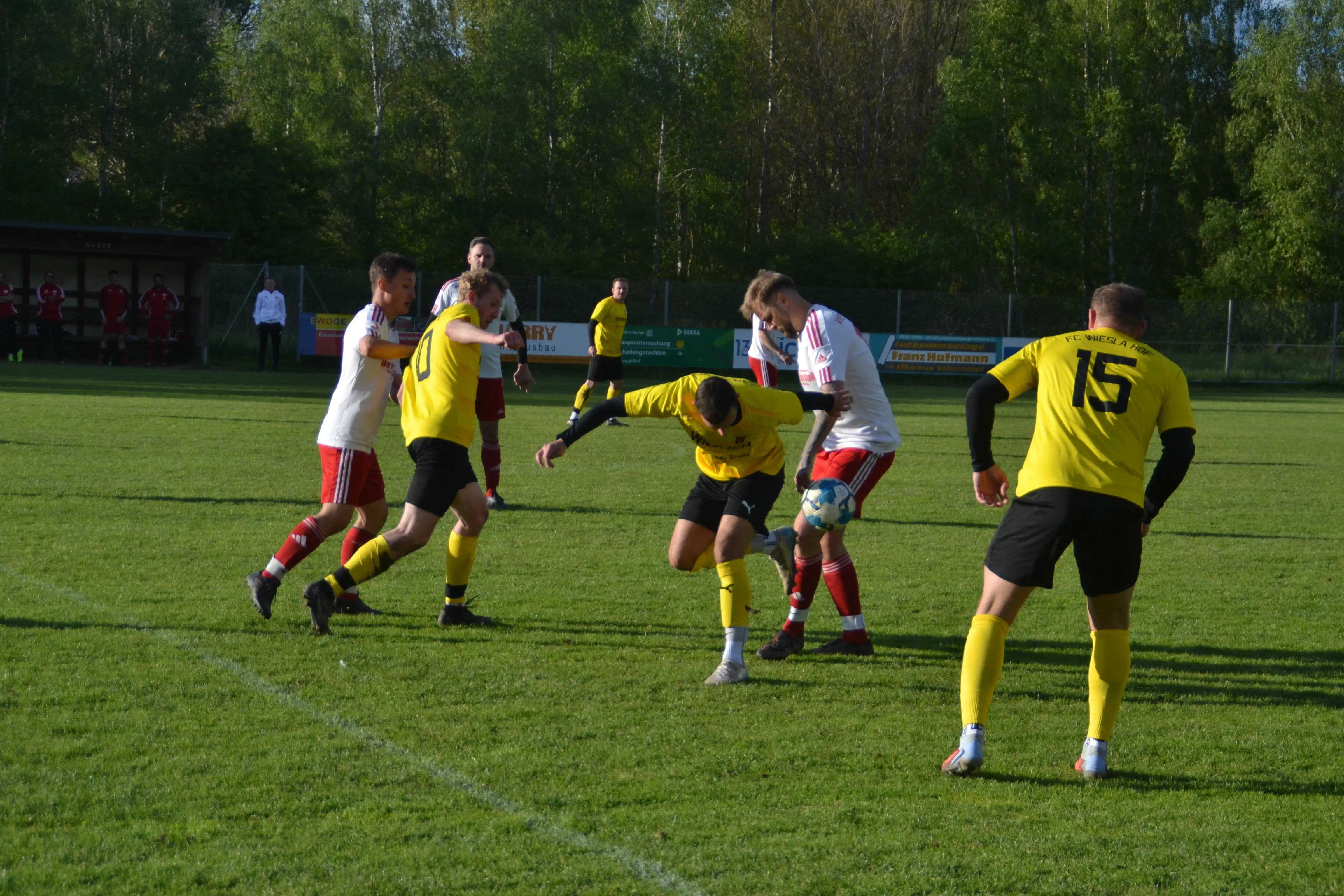 fc-wiesla-hof-spielszene-zweikampf-schub