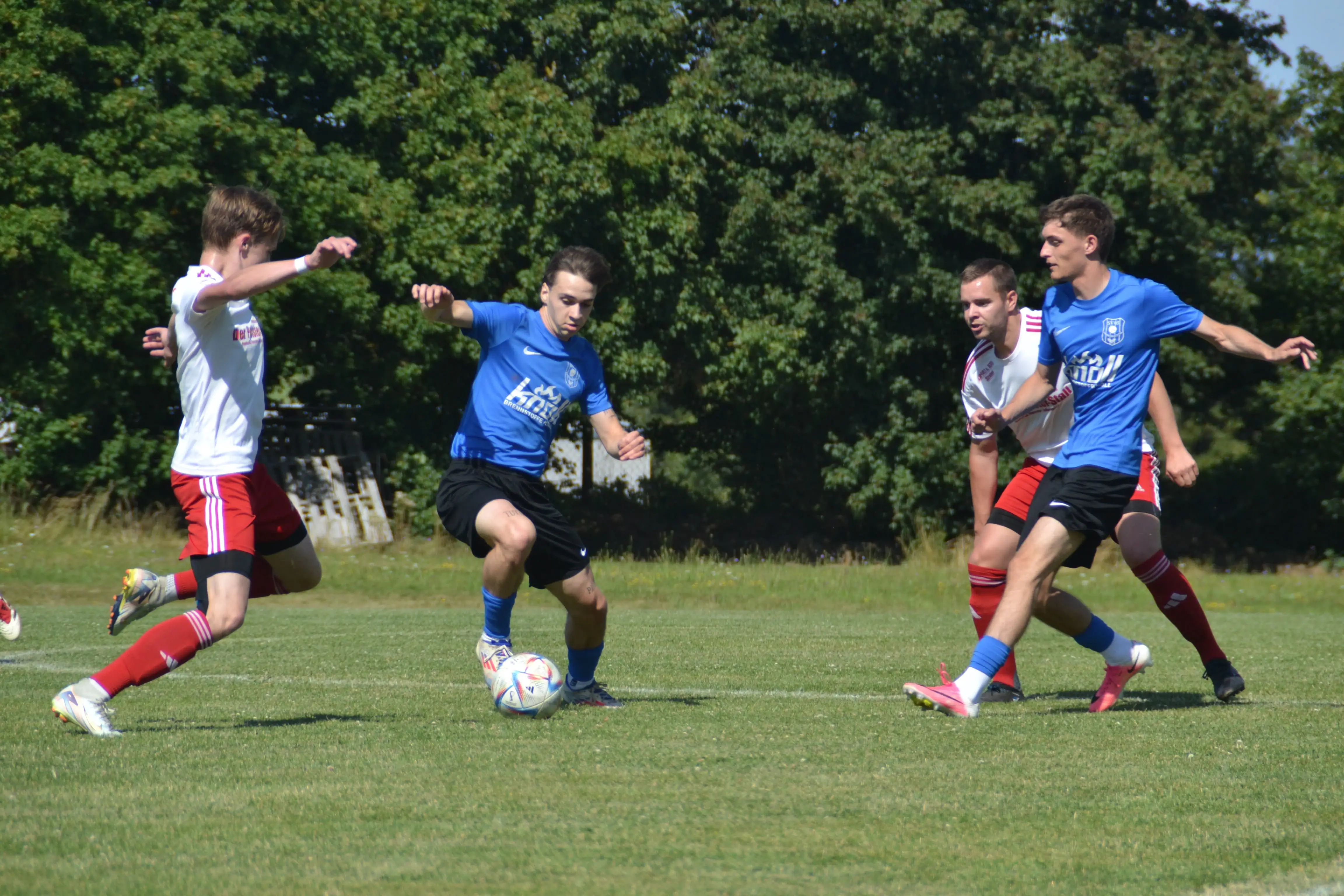 sv-05-froschbachtal-spielszene-kampf-um-den-ball