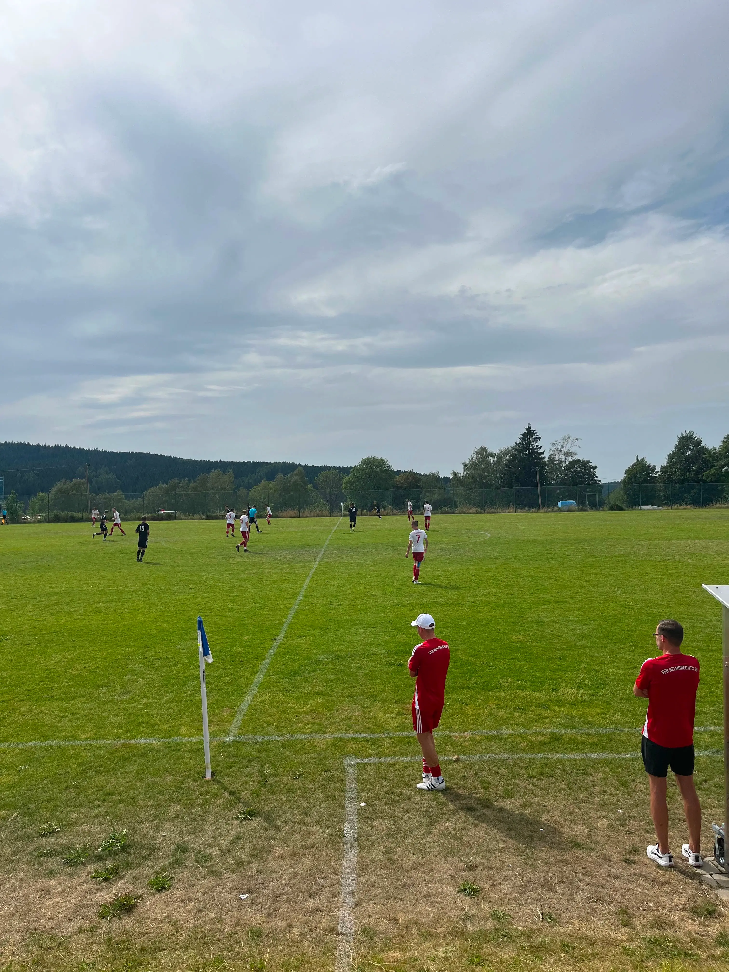 fc-gefrees-spielszene-bötsch-und-schuberth-an-der-seitenlinie