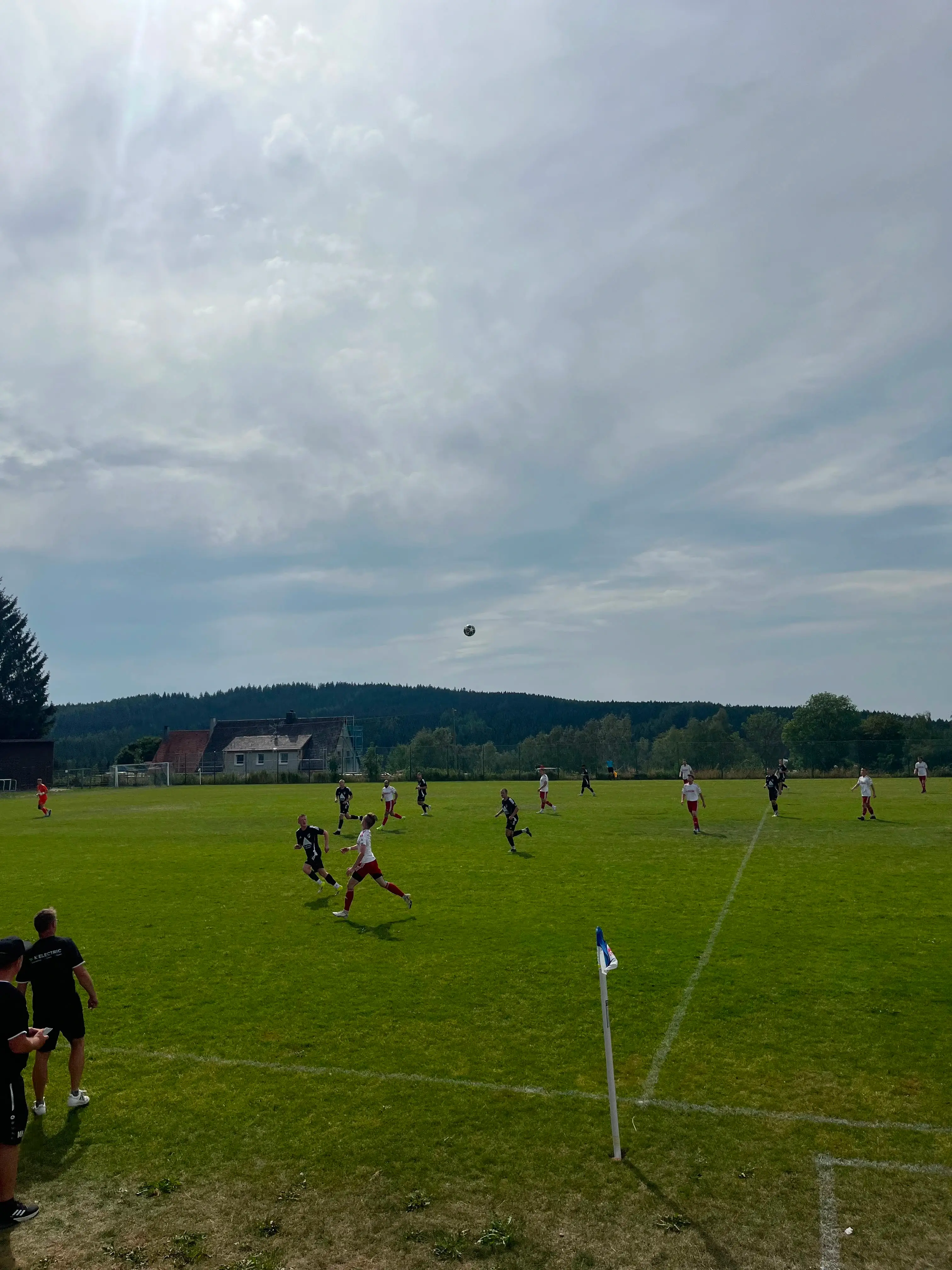 fc-gefrees-spielszene-rothosen-im-angriff