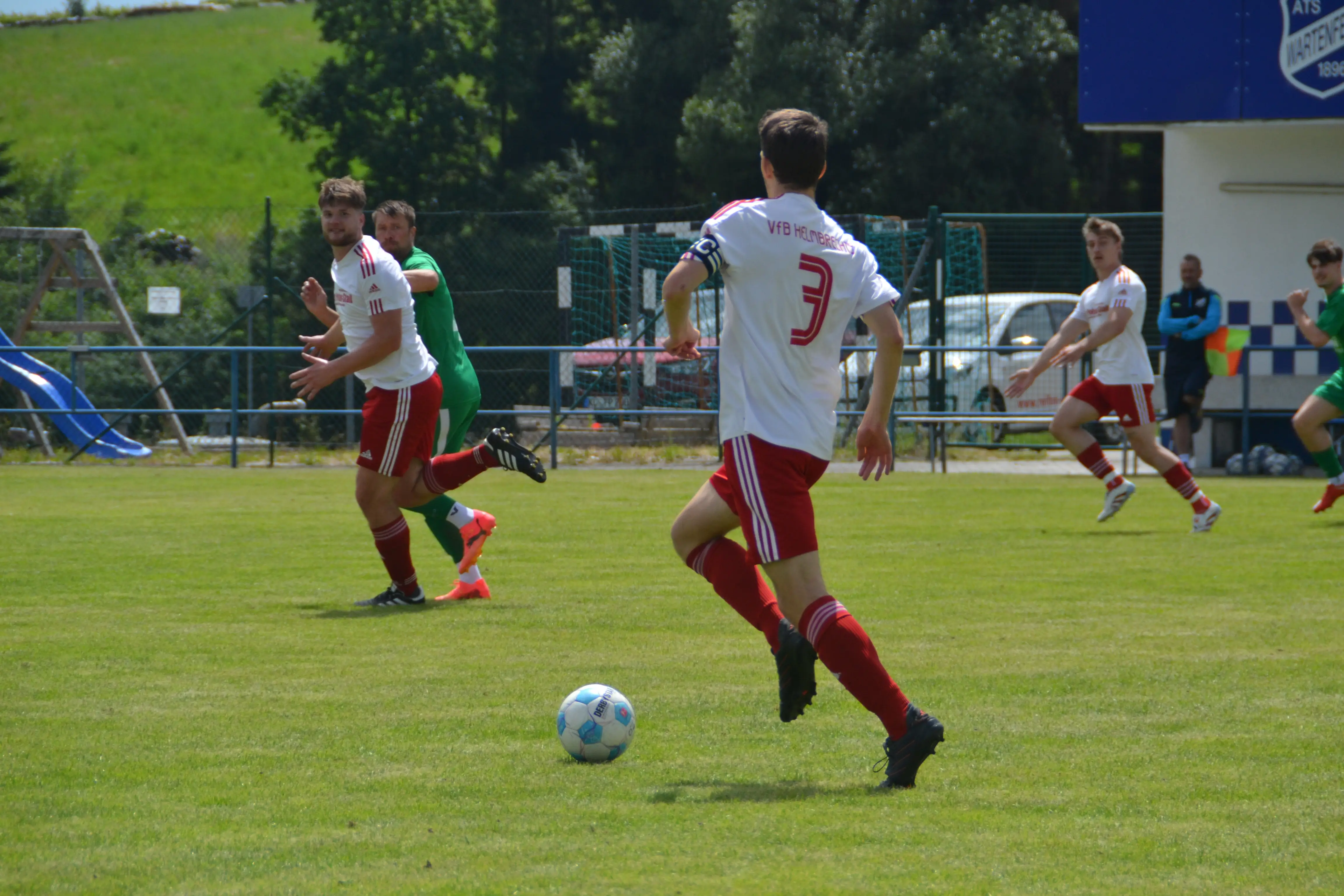 sv-hutschdorf-spielszene-rothosen-im-angriff