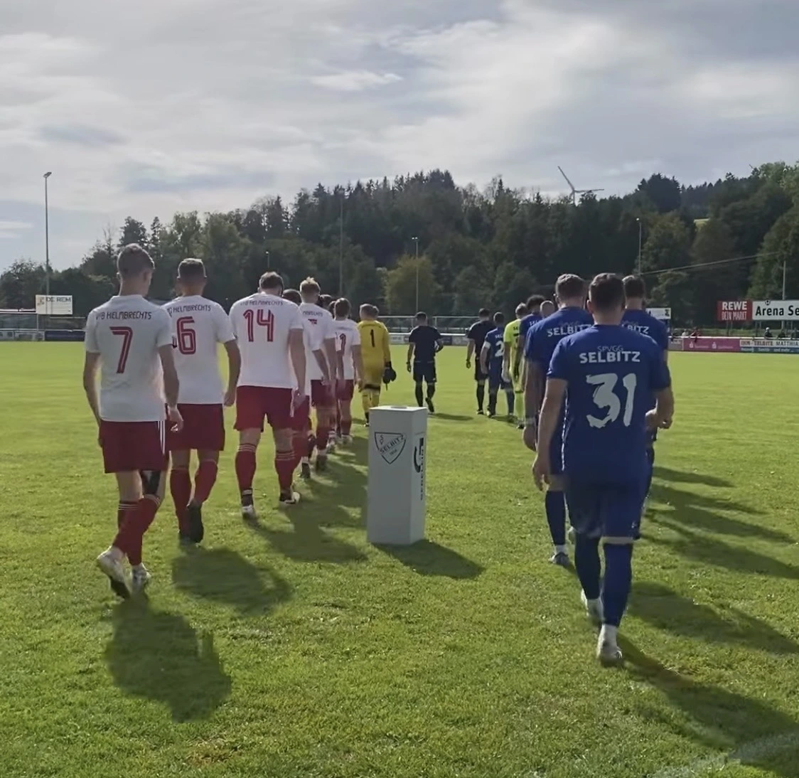 spvgg-selbitz-spielszene-einlaufen
