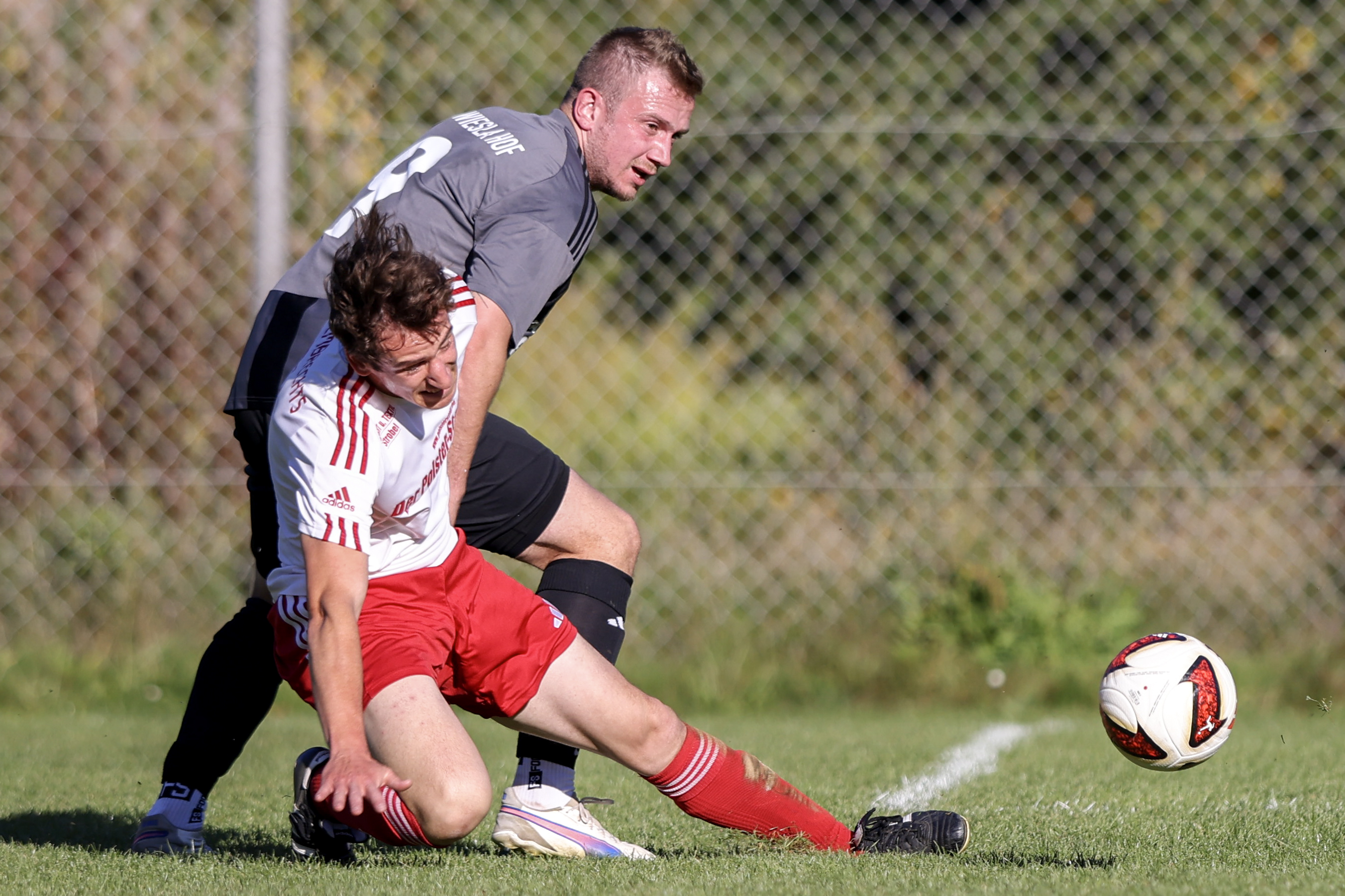 fc-wiesla-hof-spielszene-zweikampf-joe