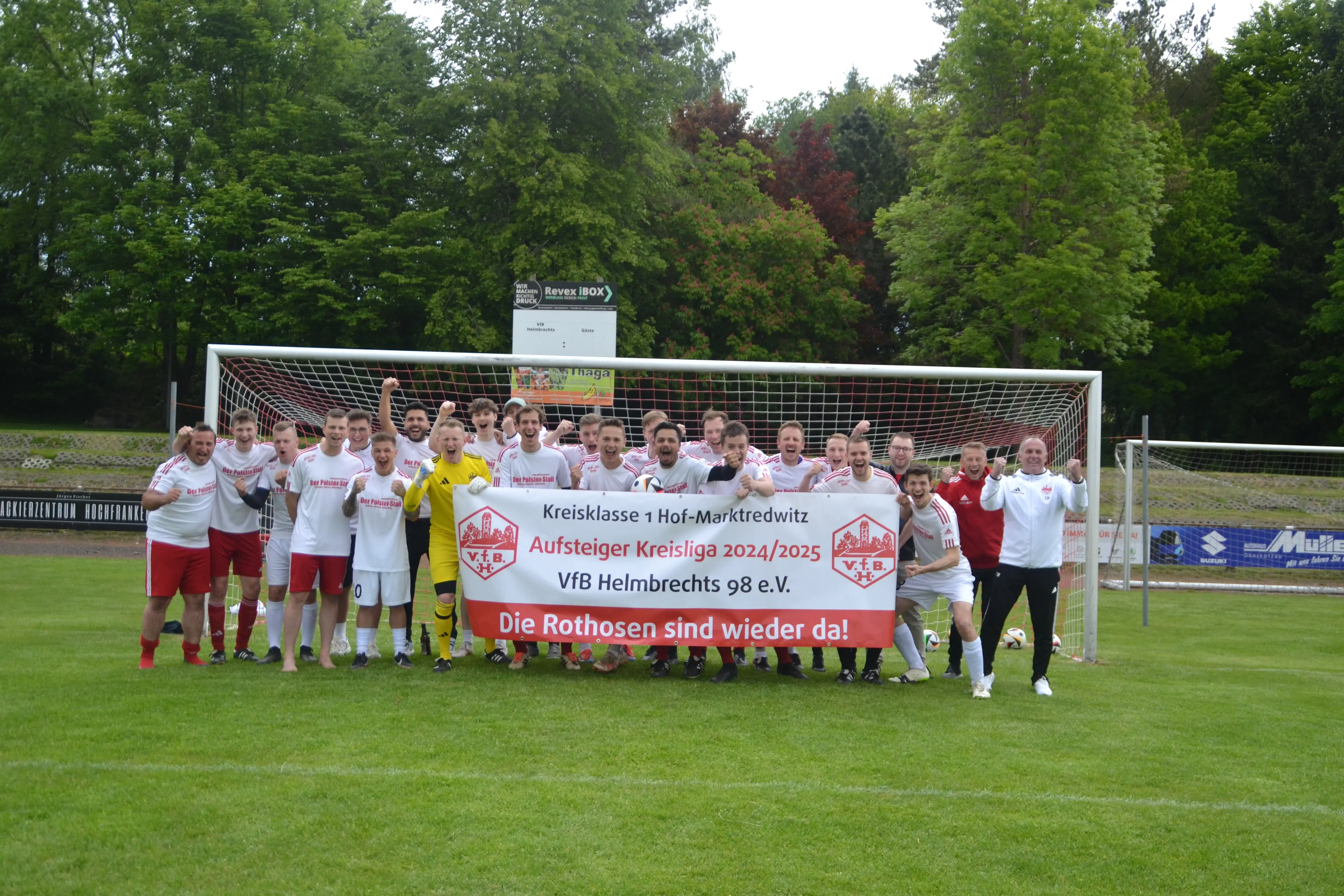 mannschaftbild-mit-banner-der-vfb-steigt-auf